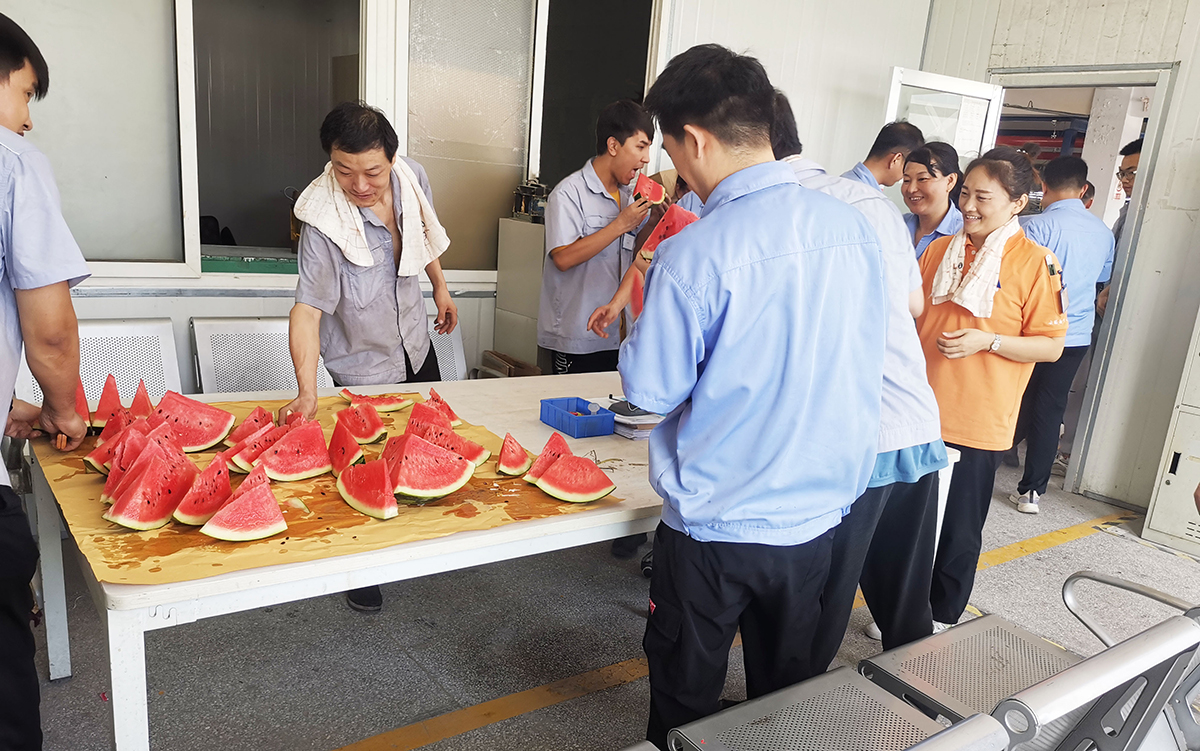 高溫“送清涼”       致敬“奮斗者”(圖1)